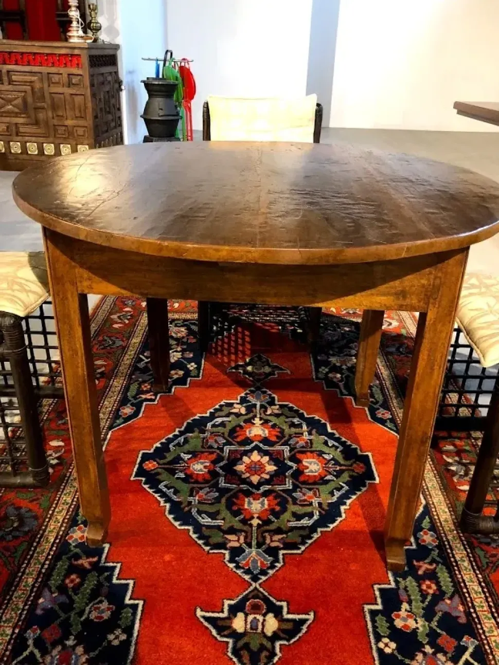 Tavolo rotondo con basamento a quattro gambe Cortina di Lando