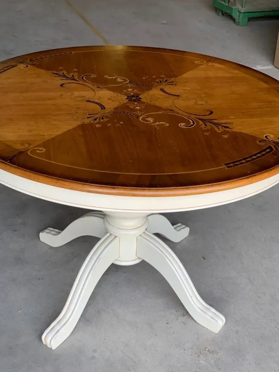 Tavolo rotondo in legno artigianale Giglio, prezzo scontato.