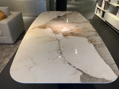 Tavolo sagomato in ceramica Skorpio di Cattelan italia in Offerta Outlet