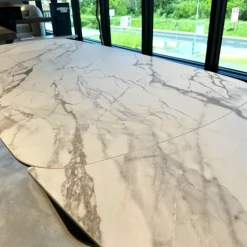 Tavolo sagomato in ceramica Cameo di Calligaris in Offerta Outlet