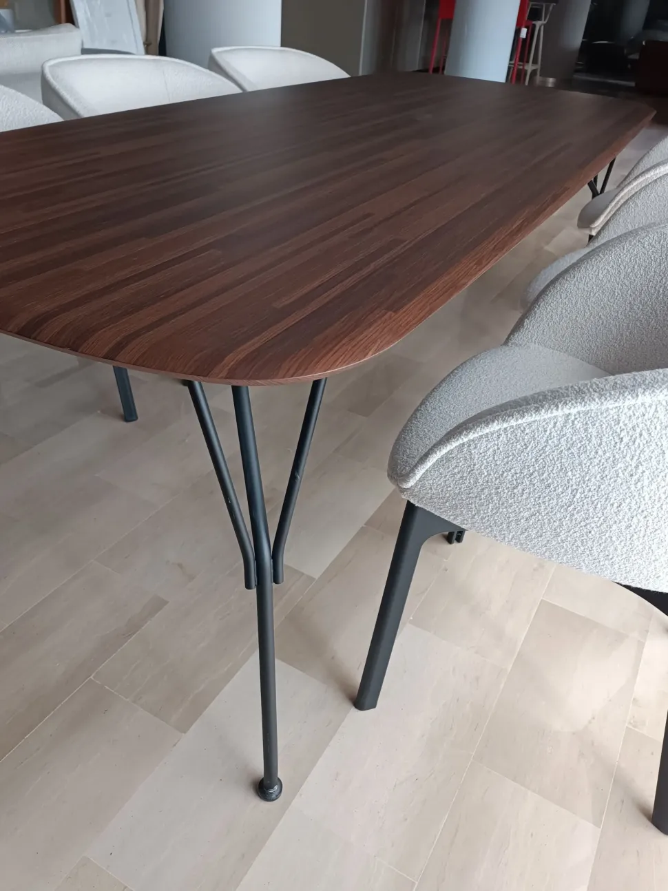 Tavolo sagomato Viscount of wood Kartell scontato del 20%