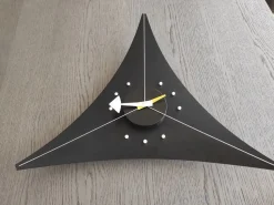 Triangle clock Vitra in stile design a prezzo ribassato