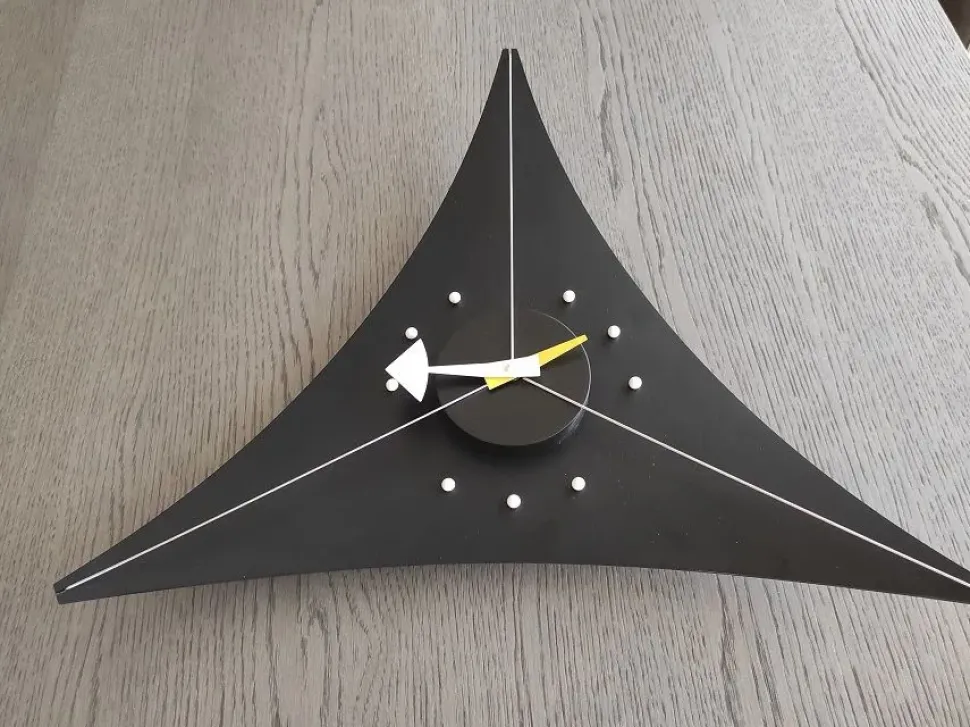 Triangle clock Vitra in stile design a prezzo ribassato