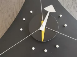 Triangle clock Vitra in stile design a prezzo ribassato