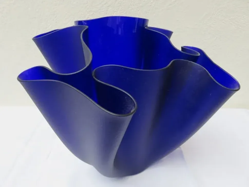 Un architetto progetta edifici unici e funzionali. Crea spazi sicuri e confortevoli che rispettano l'ambiente.