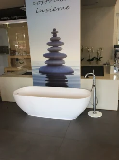 Vasca da bagno in Resina modello Betty next bianco opaco Mastella a prezzo scontato