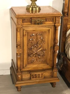 Vendiamo il comodino modello Ottocento di Lando a prezzi vantaggiosi!