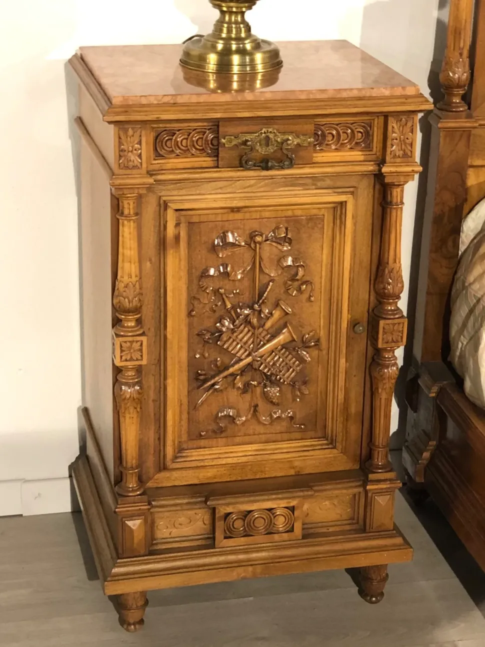 Vendiamo il comodino modello Ottocento di Lando a prezzi vantaggiosi!