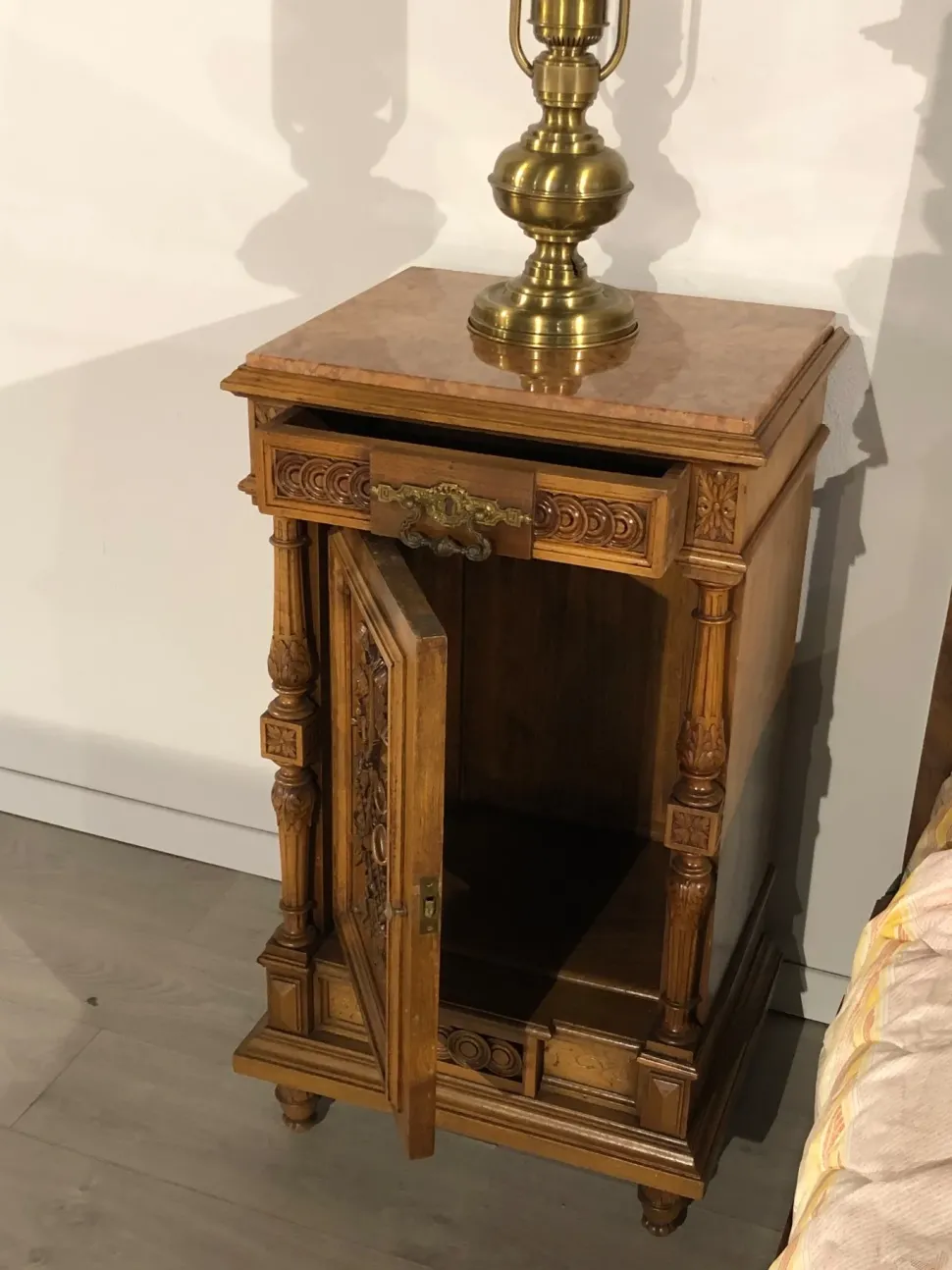 Vendiamo il comodino modello Ottocento di Lando a prezzi vantaggiosi!