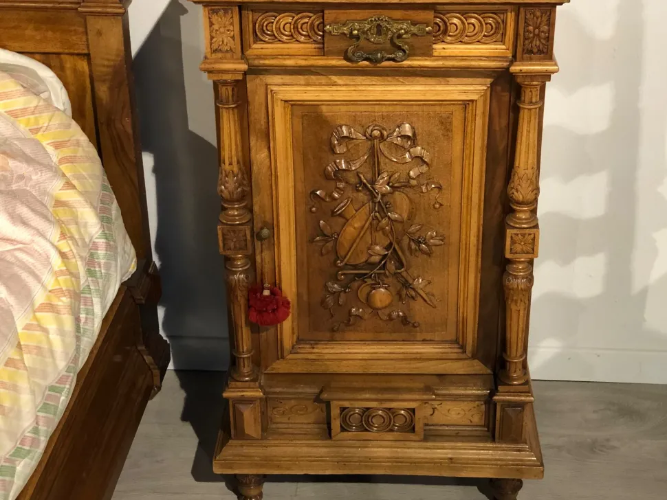 Vendiamo il comodino modello Ottocento di Lando a prezzi vantaggiosi!