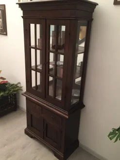 Vetrina classica in legno massello tinto noce con schienale a specchio Tiferno Scontata del 50%