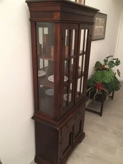 Vetrina classica in legno massello tinto noce con schienale a specchio Tiferno Scontata del 50%