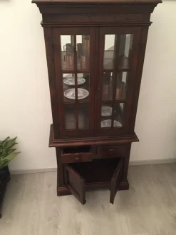 Vetrina classica in legno massello tinto noce con schienale a specchio Tiferno Scontata del 50%