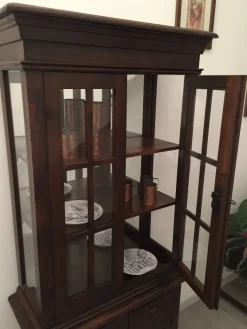 Vetrina classica in legno massello tinto noce con schienale a specchio Tiferno Scontata del 50%