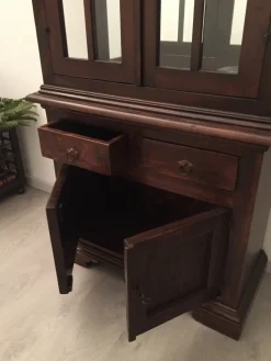 Vetrina classica in legno massello tinto noce con schienale a specchio Tiferno Scontata del 50%