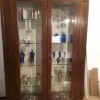 Vetrina Prestige in noce massiccio, 2 ante, stile classico. Prezzi vantaggiosi!